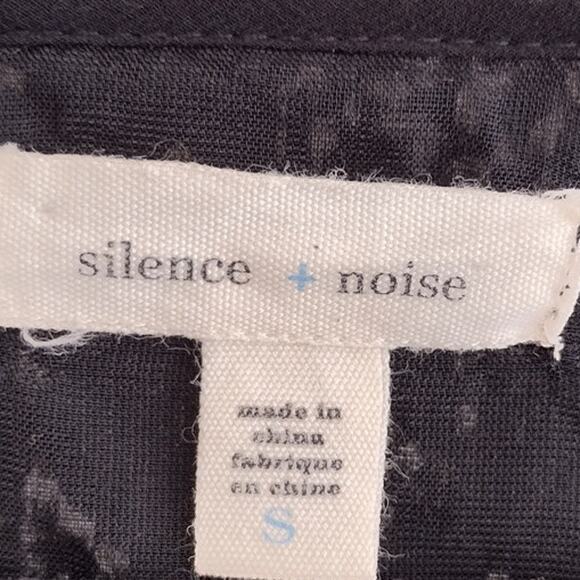 Silence + Noise x Anthro | Black Velvet Burnout Cut-Out Back Shift Dress - Picture 7 of 10